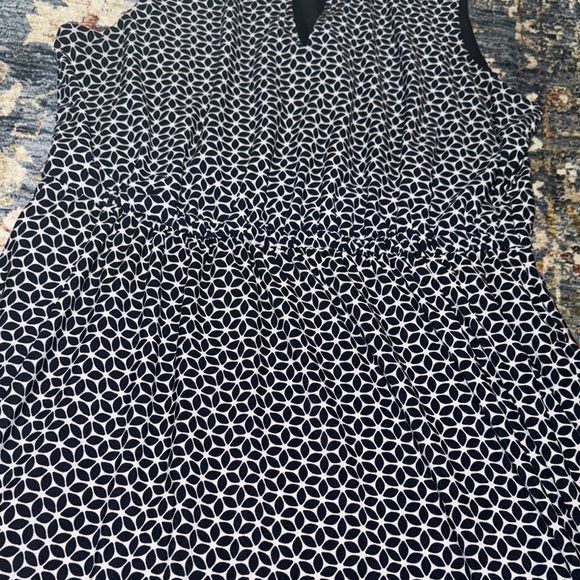 ANNE KLEIN AK Women’s V-Neck Sleeveless Geometric Print Dress - Navy & White 10 - Picture 3 of 8